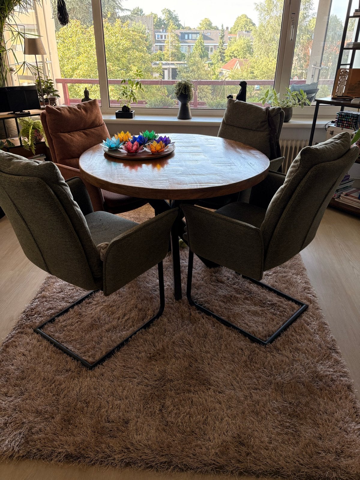 Ronde eettafel mangohout met 7 stoelen (groen en cognac), Huis en Inrichting, Tafels | Eettafels, Ophalen, Gebruikt, 50 tot 100 cm