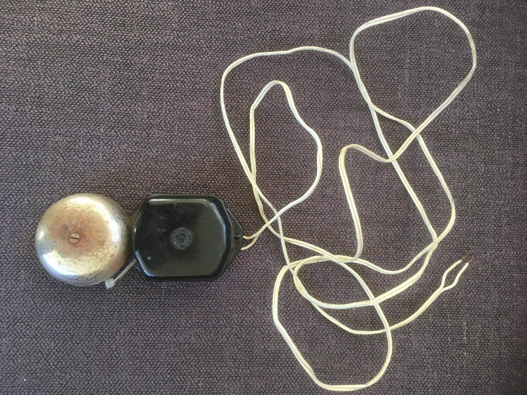 oud deurbelletje met ringbel + knopje buiten, Ophalen of Verzenden, Gebruikt, Bedraad