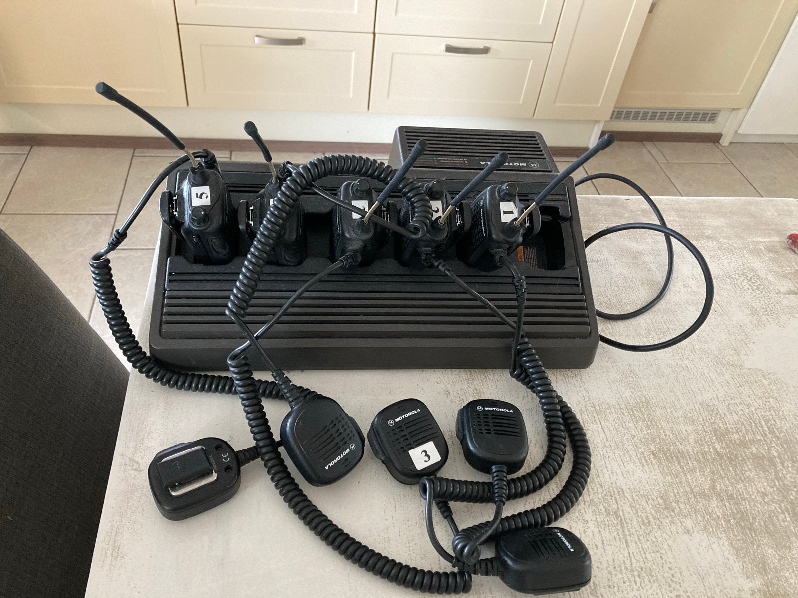 Motorola Portofoon Set met Oplaadstation en Microfoons, Telecommunicatie, Ophalen, Gebruikt, 5 tot 15 km, Portofoon of Walkie-talkie