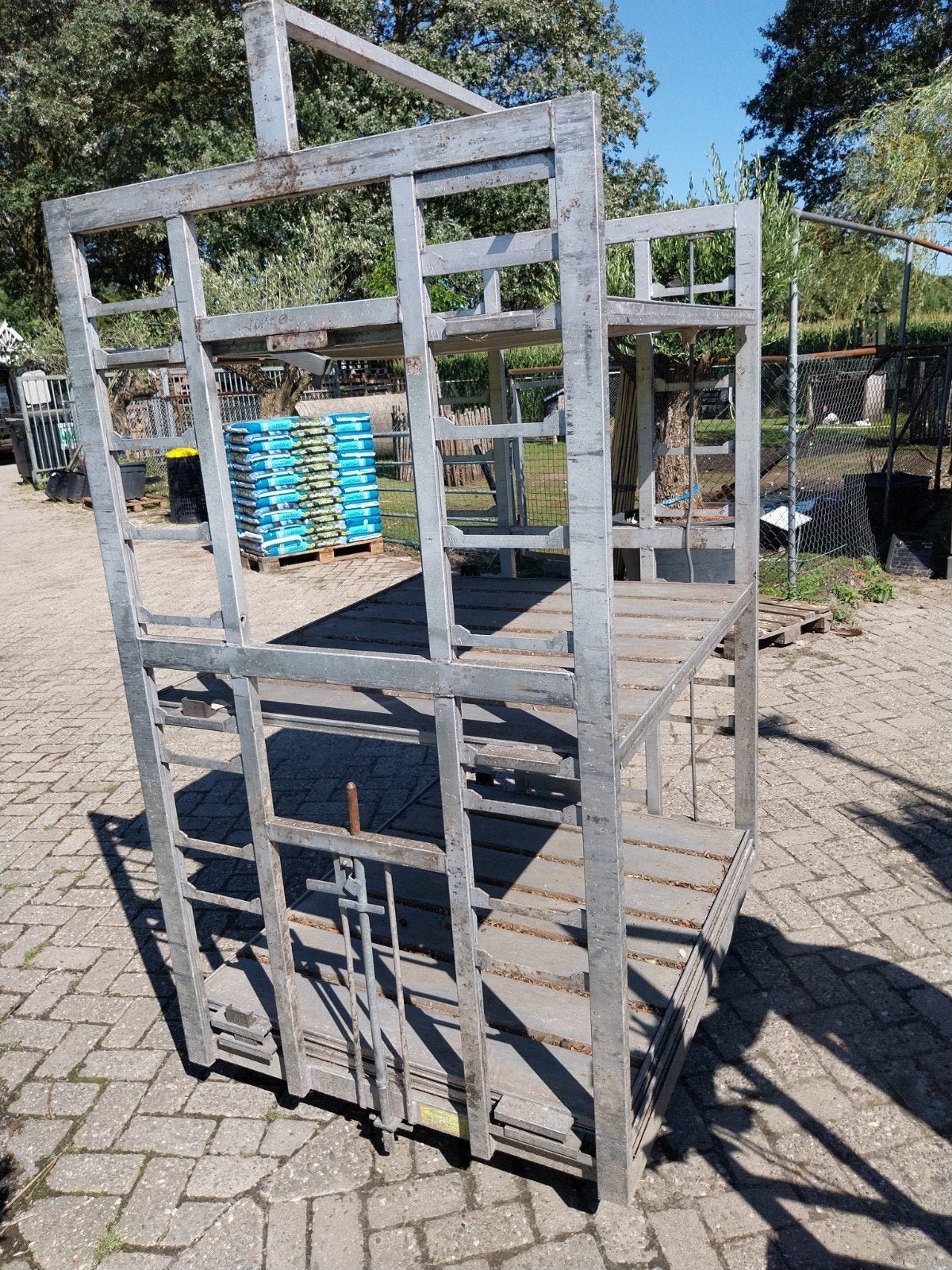 Gebruikte veilingkar - Stevige metalen constructie, Ophalen, Onbekend, Onbekend, Onbekend