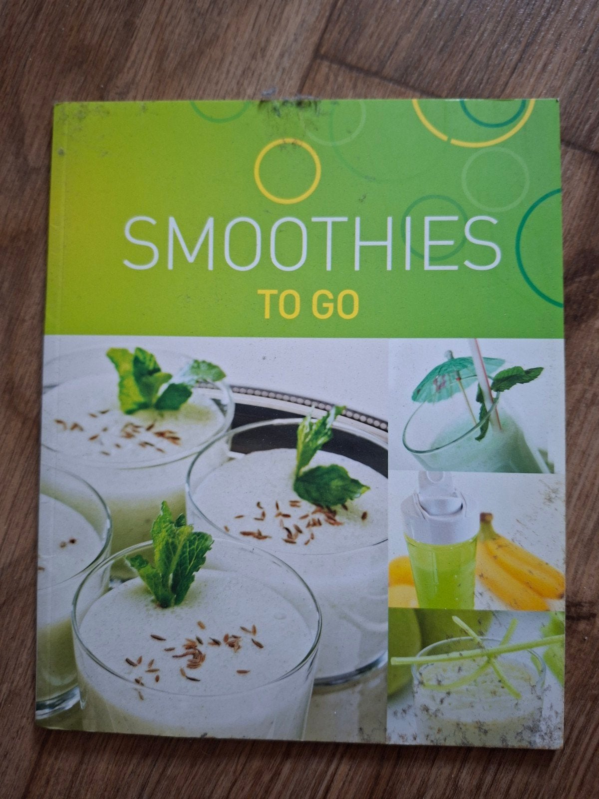Smoothies To Go - Receptenboek voor gezonde drankjes, Boeken, Ophalen of Verzenden, Zo goed als nieuw, Overige typen, Gezond koken