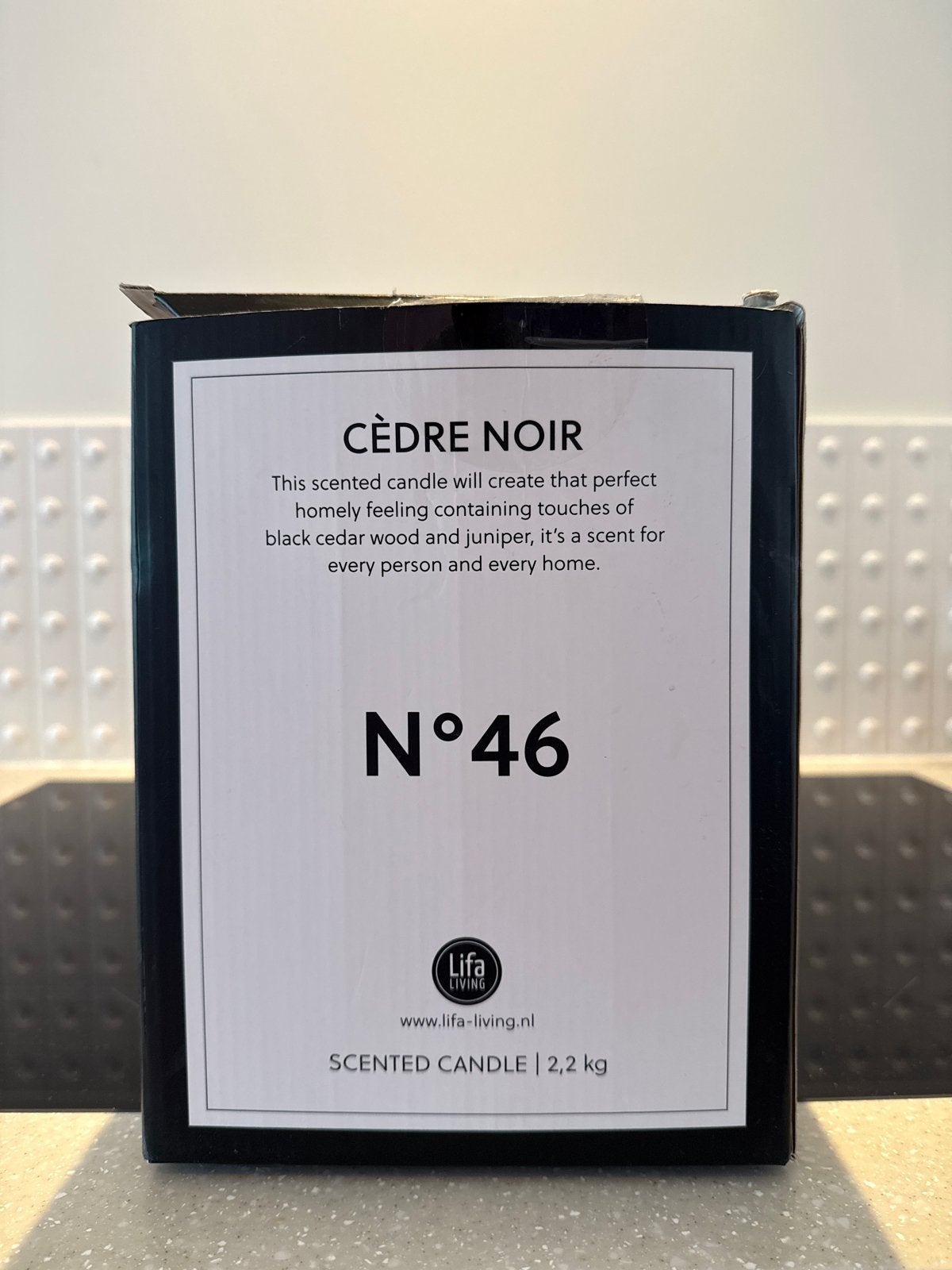 Geurkaars Lifa Living Cèdre Noir N46 - 2,2 kg, Huis en Inrichting, Ophalen of Verzenden, Kaars, Overige merken, Zwart