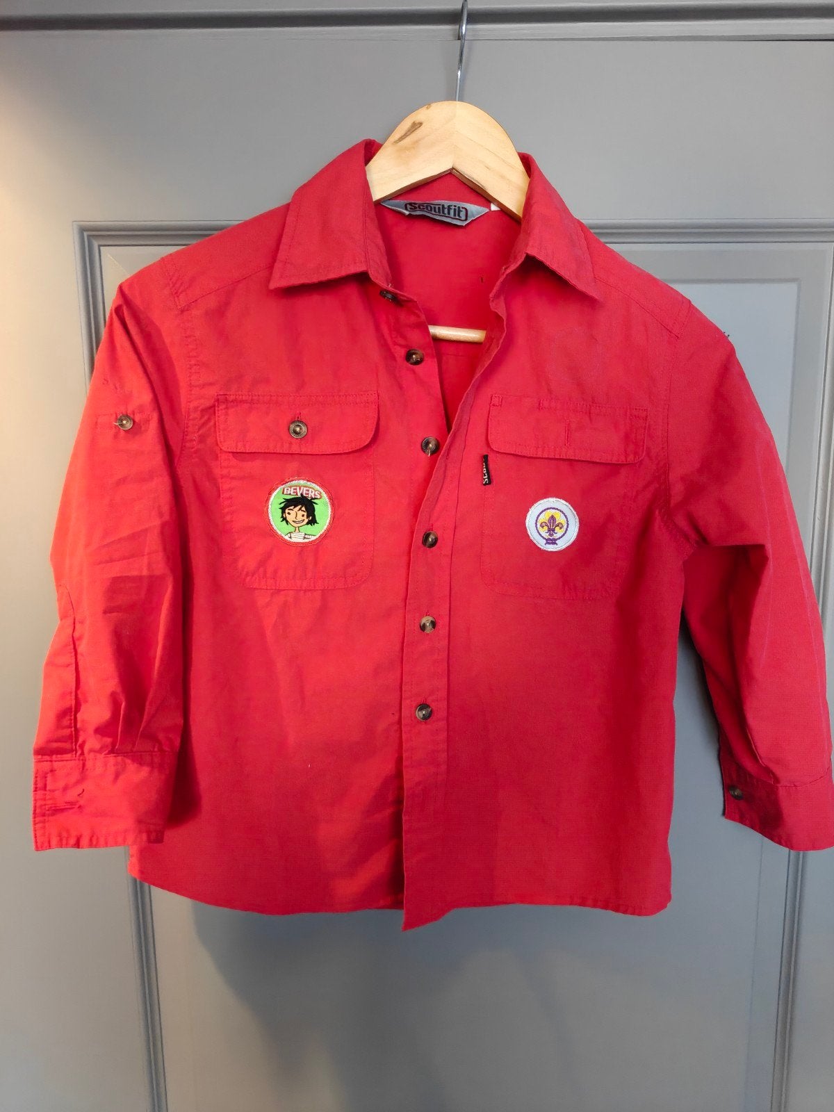 Scouting Blouse scoutfit bevers Rood - Maat 140 met insignes, Verzamelen, Ophalen of Verzenden, Gebruikt, Kleding