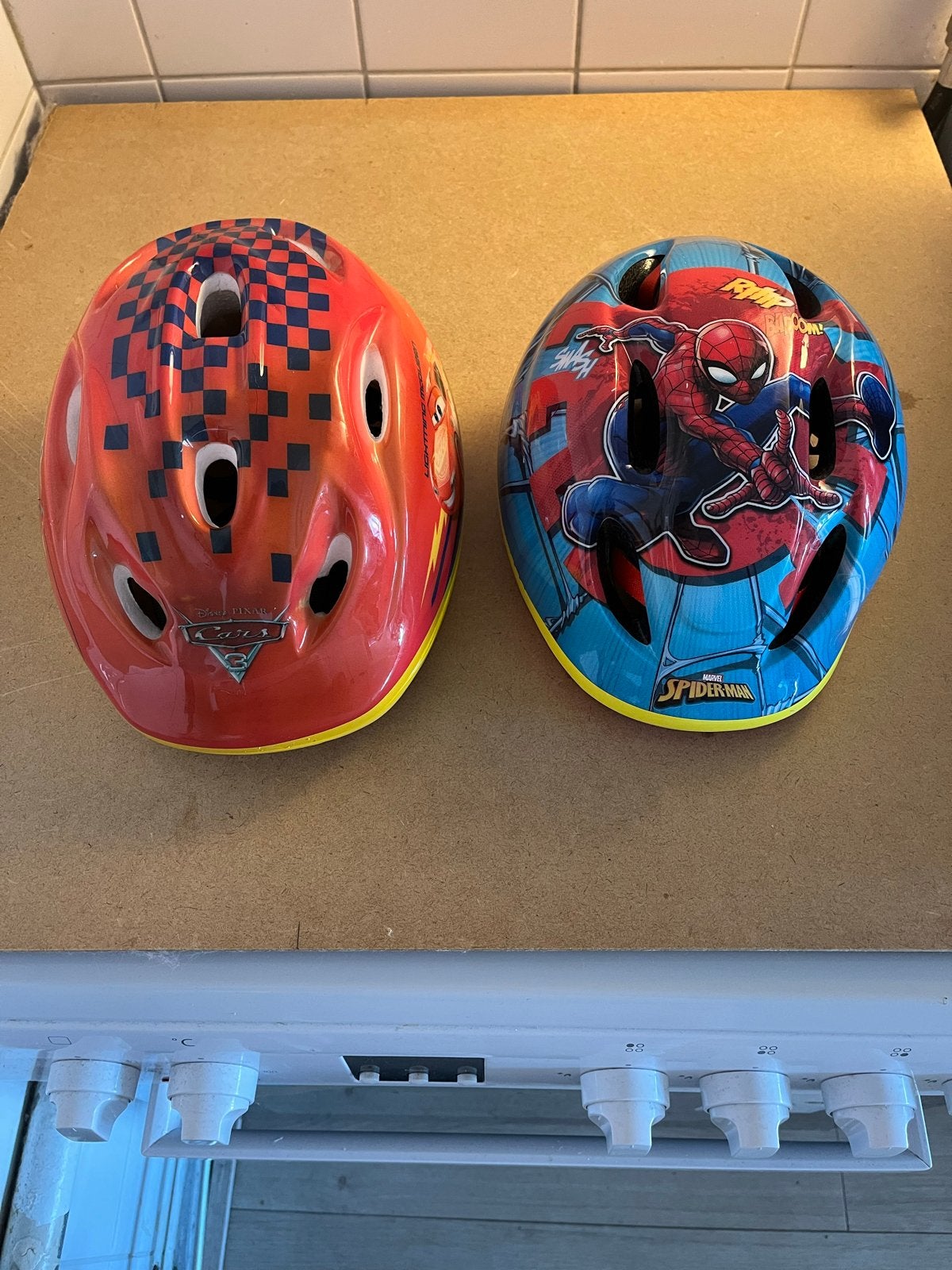 Fietshelmen voor kinderen: Spiderman en Cars, Ophalen, Zo goed als nieuw, M, Jongen of Meisje