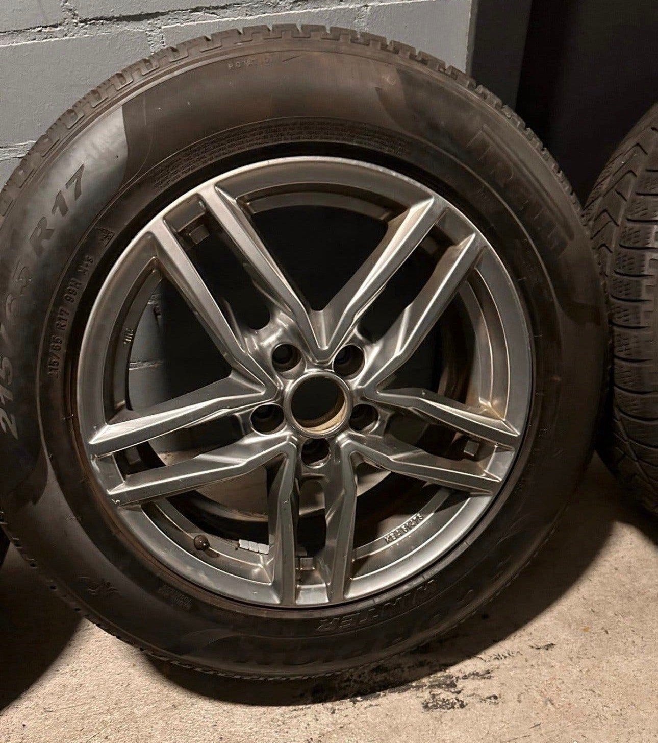 VW velgen met Pirelli Scorpion Winterbanden 215/65 R17, Auto-onderdelen, Banden en Velgen, 17 inch, Personenwagen, Gebruikt