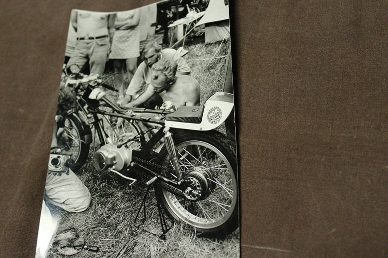 Foto Coureur Kent Anderson  reparatie Yamaha ? twin motor, Ophalen of Verzenden, Gelezen