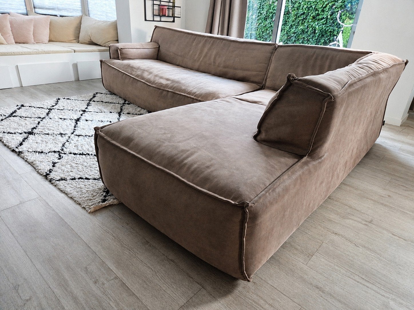 Comfortabele Hoekbank Cognac kleur, Ophalen, 250 tot 300 cm, Gebruikt, Modern en comfortabel