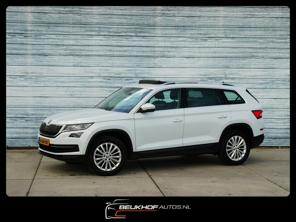 Skoda Kodiaq 1.5 TSI Business 7 Persoon Pano Trekhaak Cam, Auto's, 4 cilinders, 150 pk, 7 stoelen, Wit