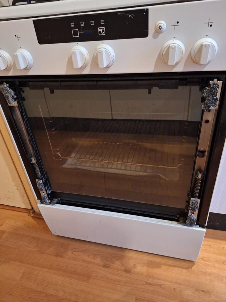 Siemens-gasfornus(wite)+elktric oven(glas kapot), Minder dan 85 cm, Gas, Vrijstaand, 4 kookzones