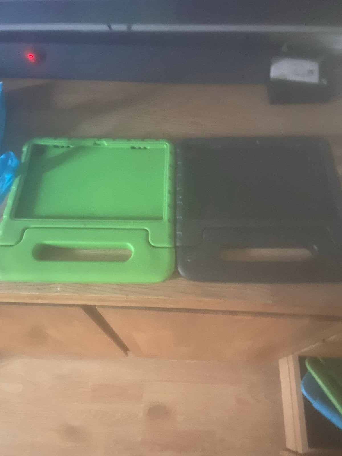 Twee tablet hoezen - groen en zwart, Computers en Software, Tablet-hoezen, Ophalen of Verzenden, Gebruikt, 7 inch of minder, Bescherming voor- en achterkant