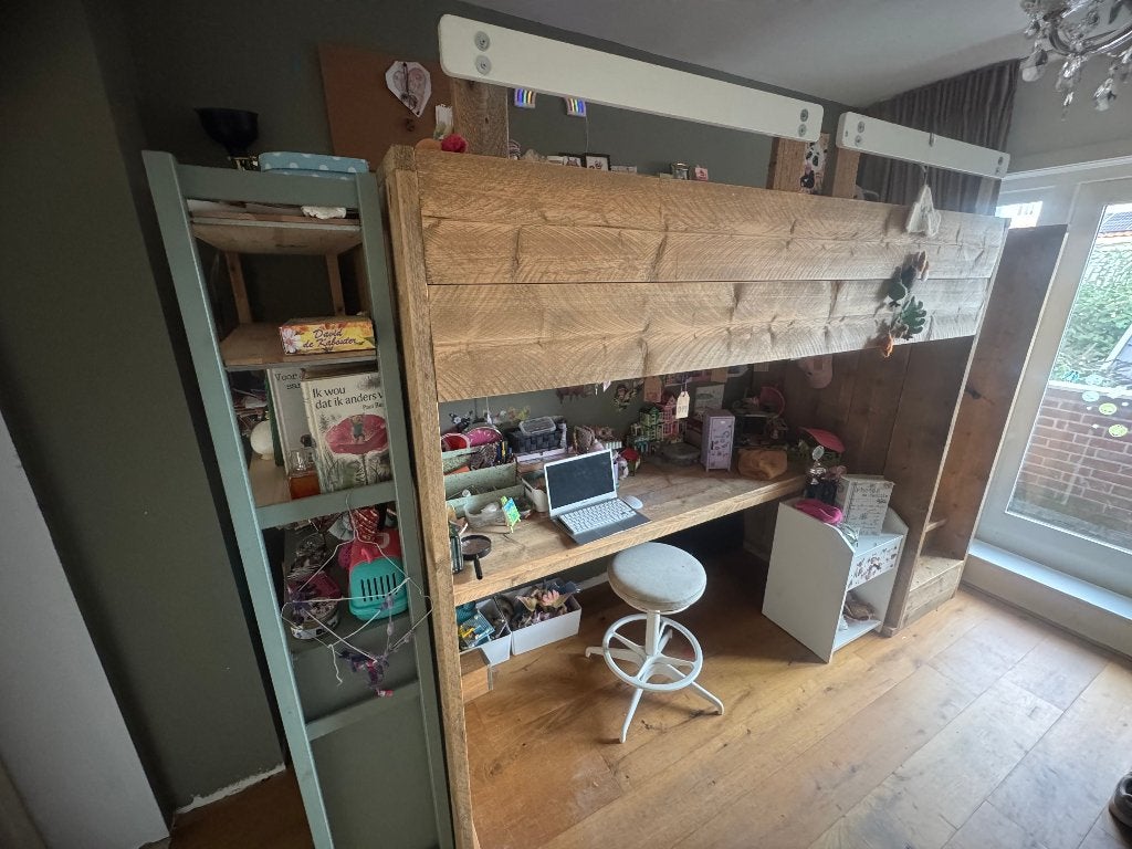 Stoere hoogslaper van steigerhout met bureau – bed 90x200, Ophalen, Zo goed als nieuw, Hoogslaper