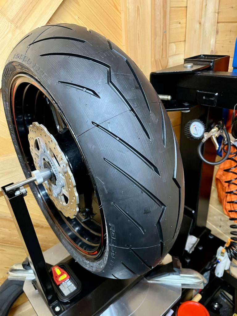 Motor banden&onderdelen montage, Ophalen