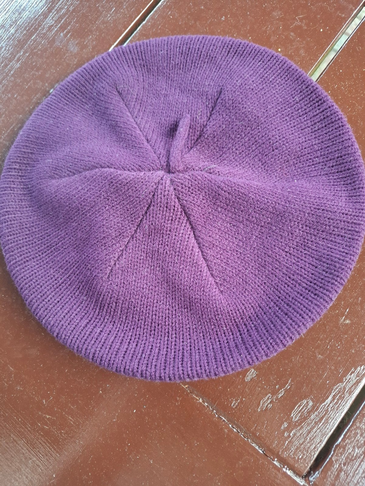 Paarse gebreide baret - Stijlvol en comfortabel, Ophalen of Verzenden, Zo goed als nieuw, One size fits all, Hoed