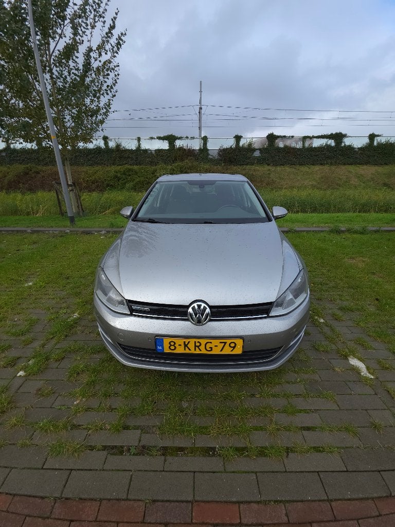 Volkswagen Golf 1.6 TDI 81KW 5D Blue Motion 2013 Grijs, Auto's, Voorwielaandrijving, 4 cilinders, Origineel Nederlands, 140 €/maand