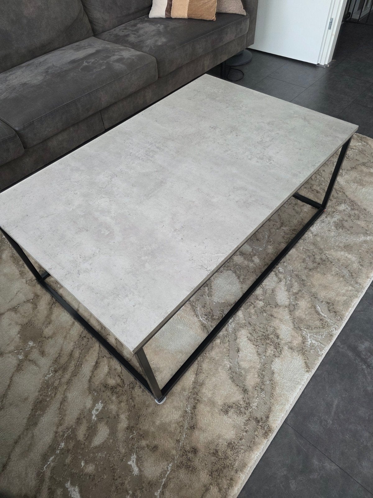 Moderne salontafel 115x75 cm met betonlook blad, Ophalen, Zo goed als nieuw, Rechthoekig