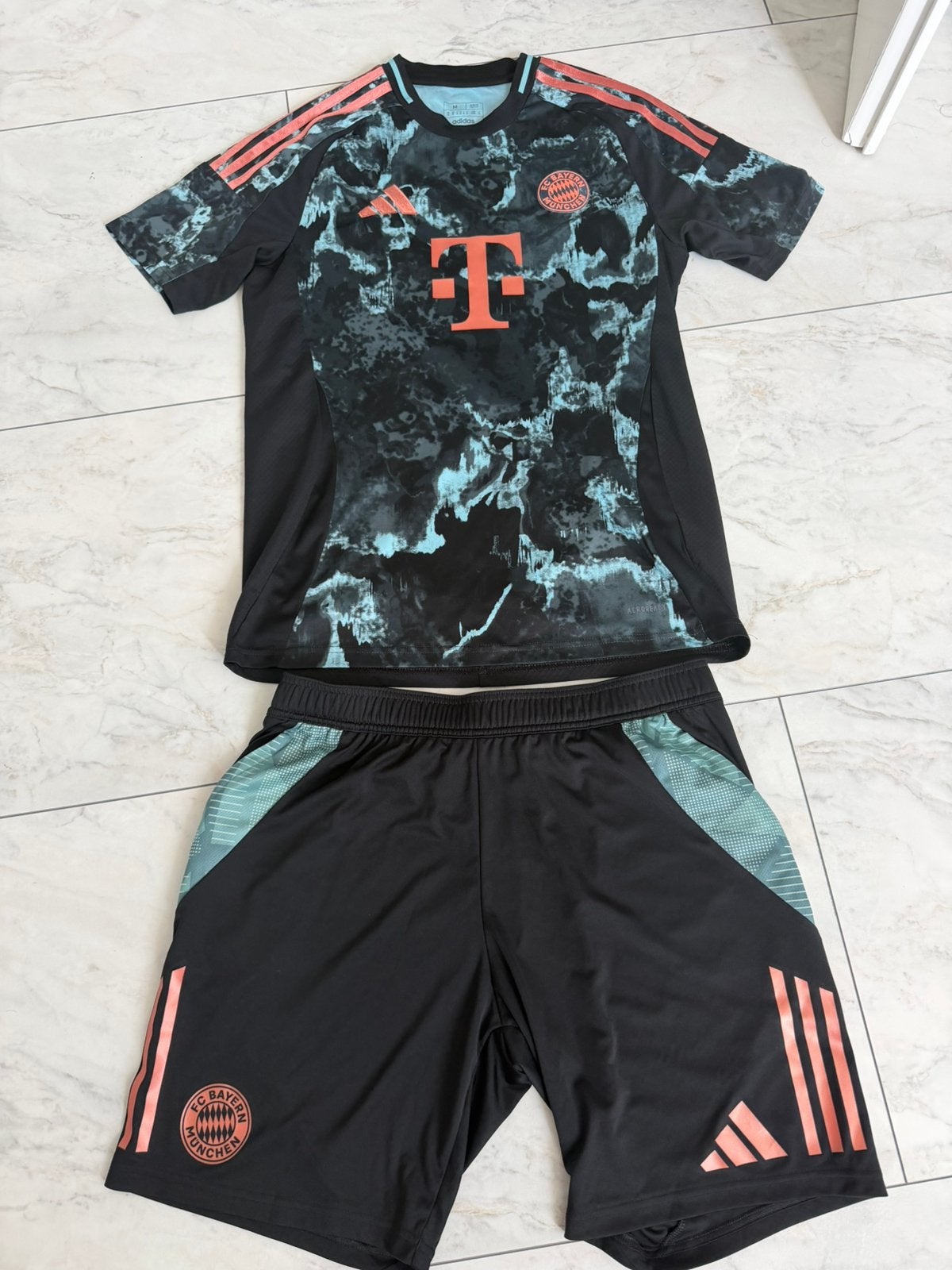 FC Bayern München set t shirt plus korte broek, Verzamelen, Ophalen of Verzenden, Zo goed als nieuw, Buitenlandse clubs, Shirt