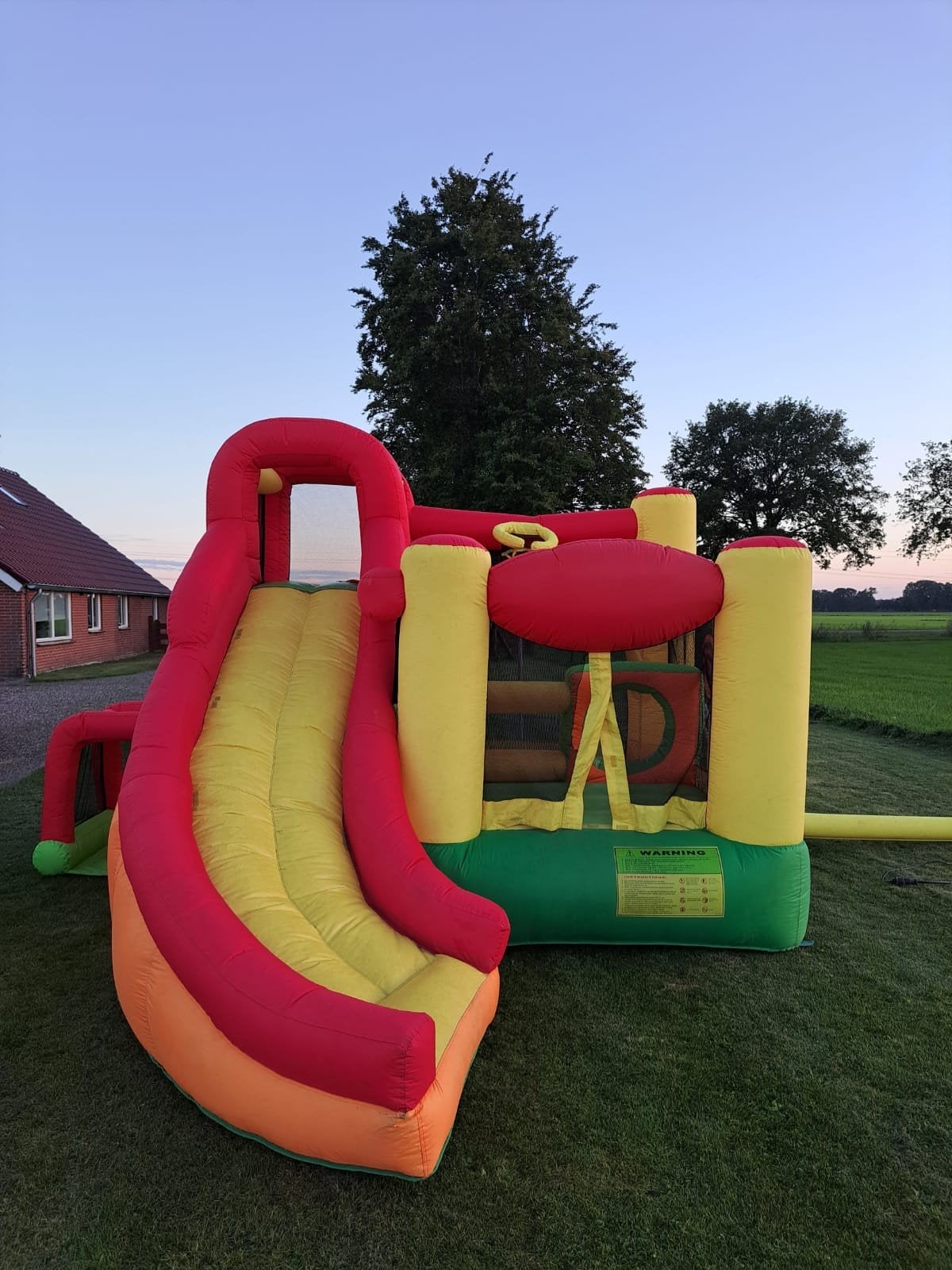 Opblaasbaar springkasteel met glijbaan en speelzone, Ophalen, Gebruikt
