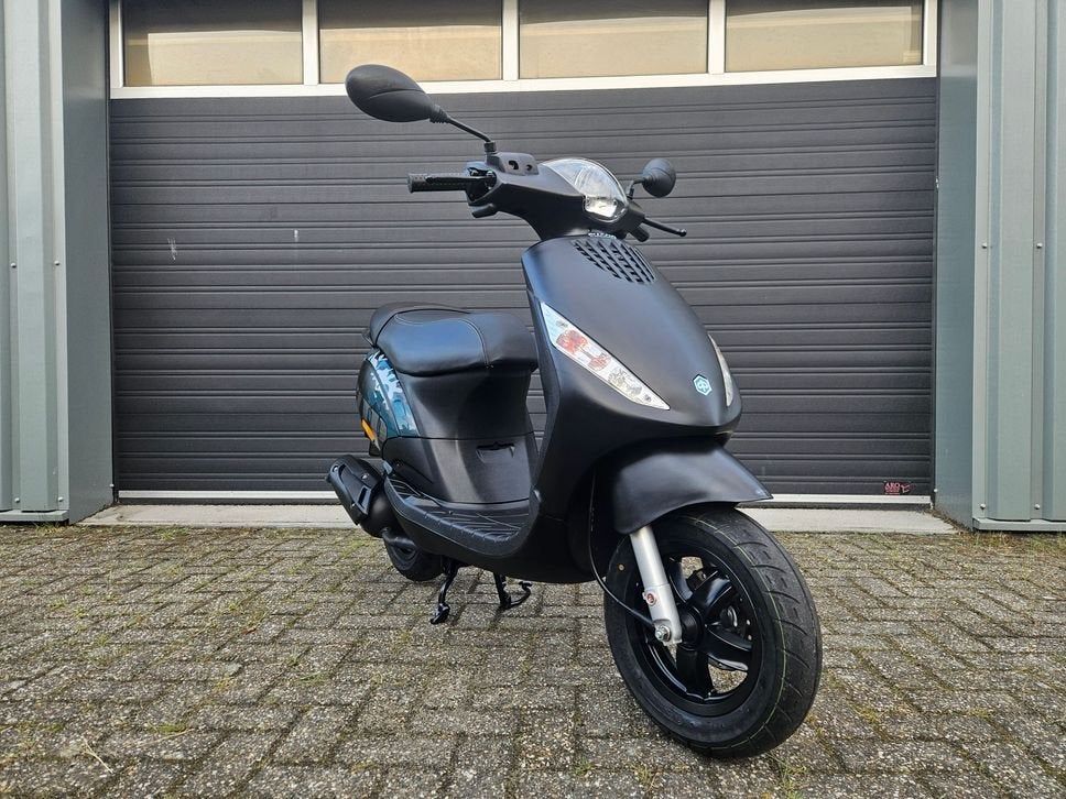 PIAGGIO  ZIP 50 2T BJ2015 MAT ZWART 2375KM NL TOPSTAAT!!