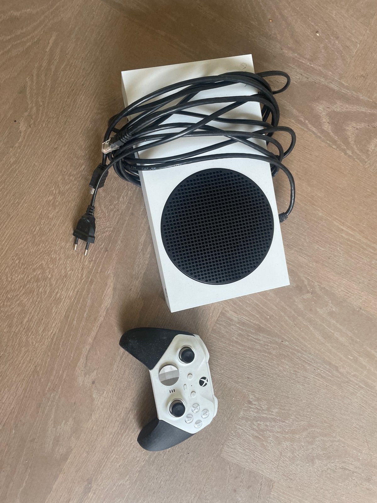 Xbox Series S met controller en kabels