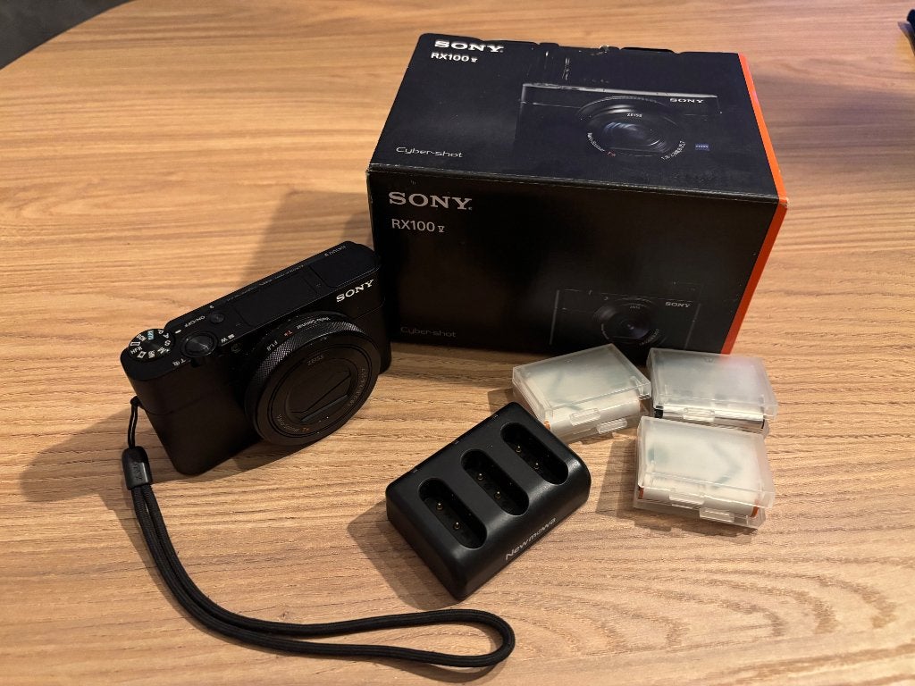 Sony RX100 VA Compactcamera met 4 accu's en lader, Audio, Tv en Foto, Fotocamera's Digitaal, Ophalen, Accu, Kantelbaar/draaibaar scherm