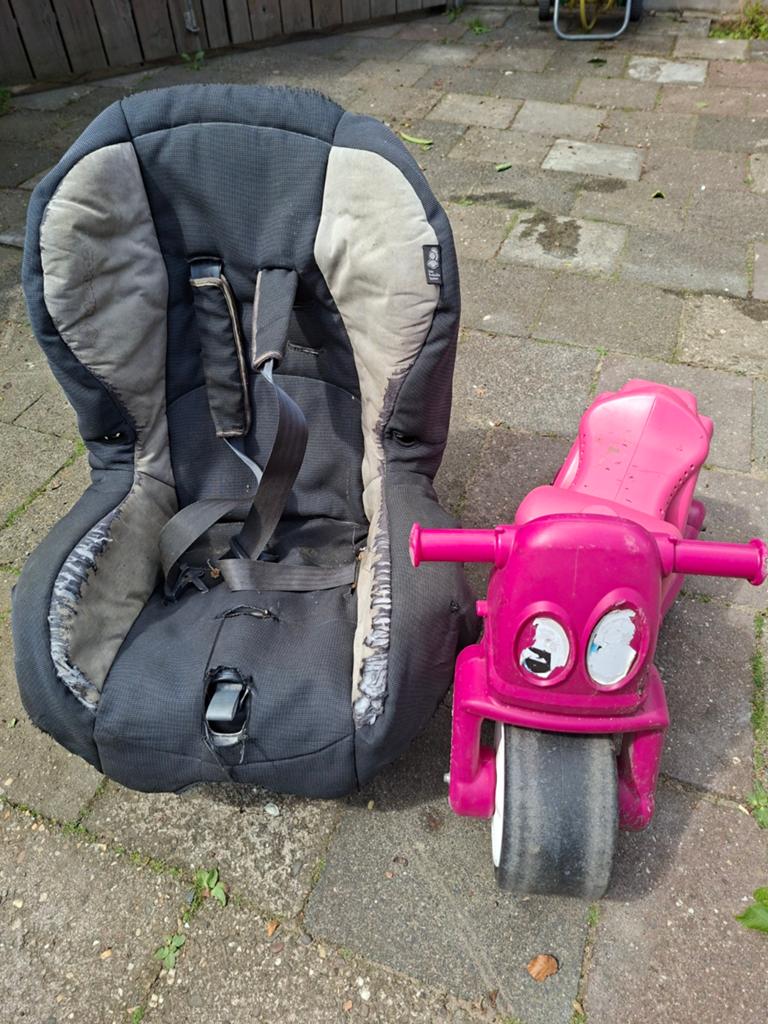 Gratis .....Gebruikt kinderzitje en roze loopmotor, Overige merken, 9 t/m 18 kg, Gebruikt, Autogordel