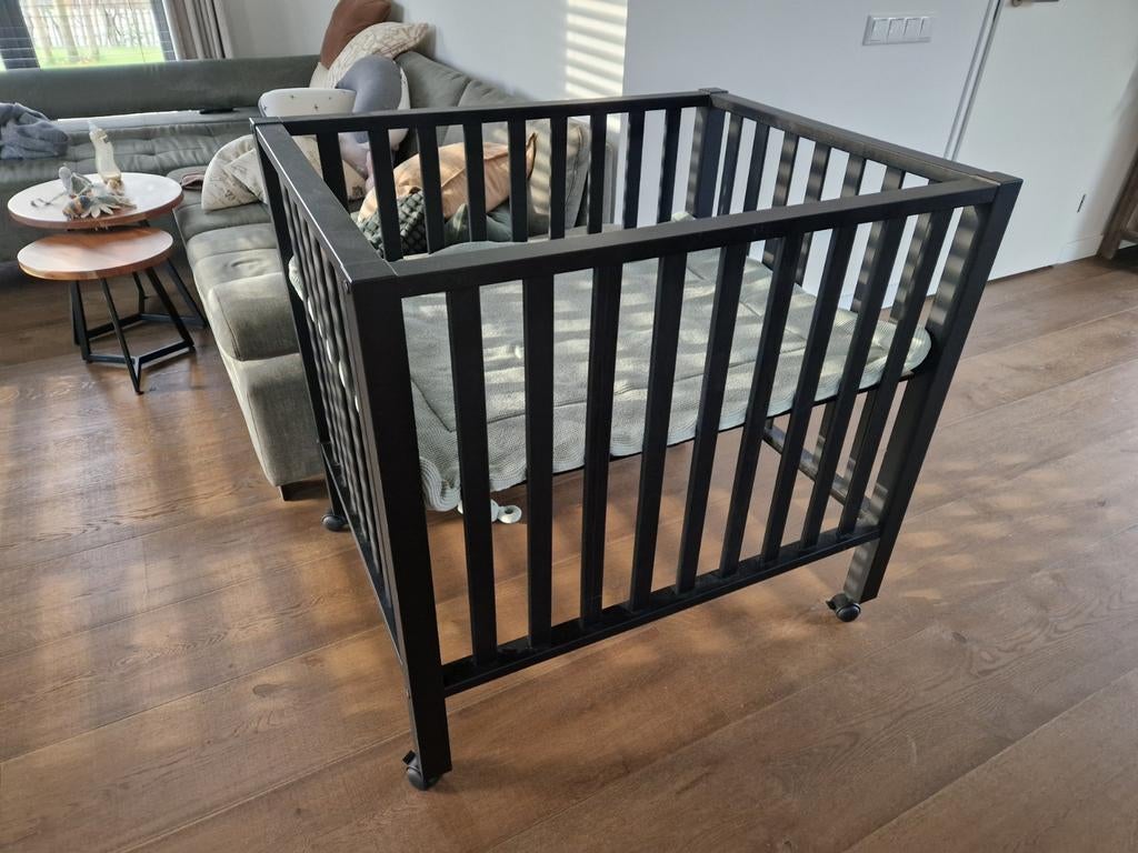 Zwarte Box met groen boxkleed, Ophalen, Zo goed als nieuw, Boxkleed