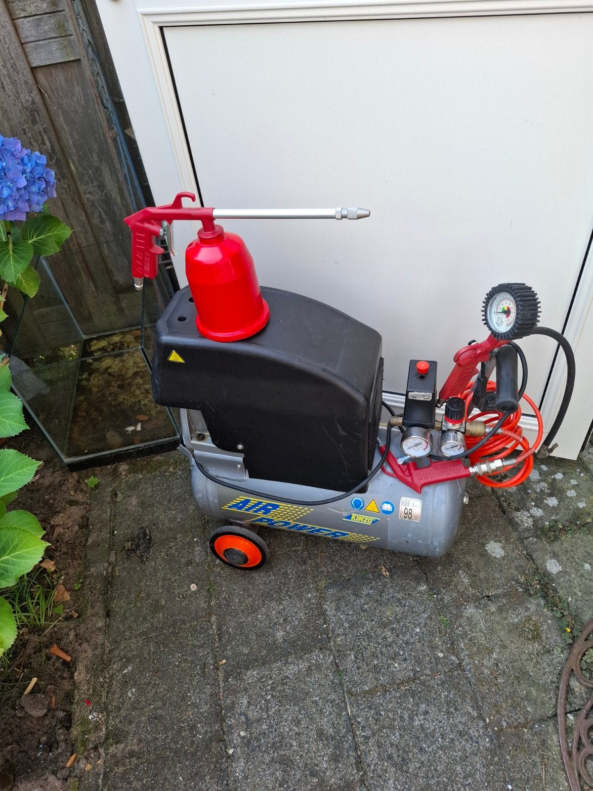 Kinzo Compressor met slang, spuitpistool en spuitbeker., Doe-het-zelf en Verbouw, Compressors, Ophalen, Gebruikt, 6 tot 10 bar