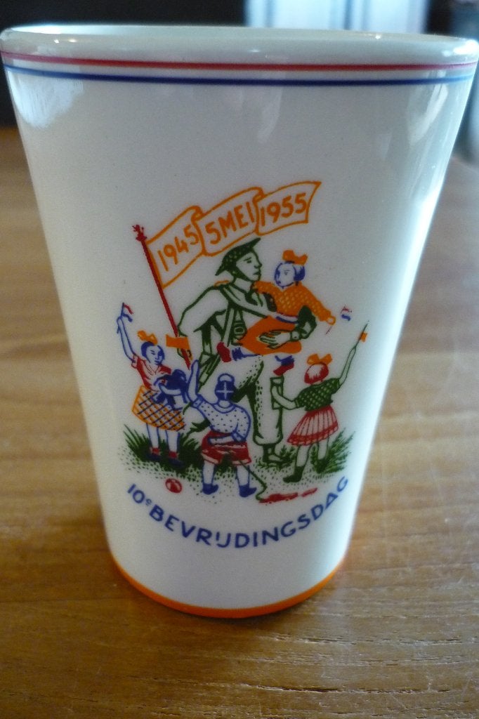 Vintage Beker 10e bevrijdingsdag 1945 5mei 1955, Ophalen, Zo goed als nieuw, Nederland, Servies