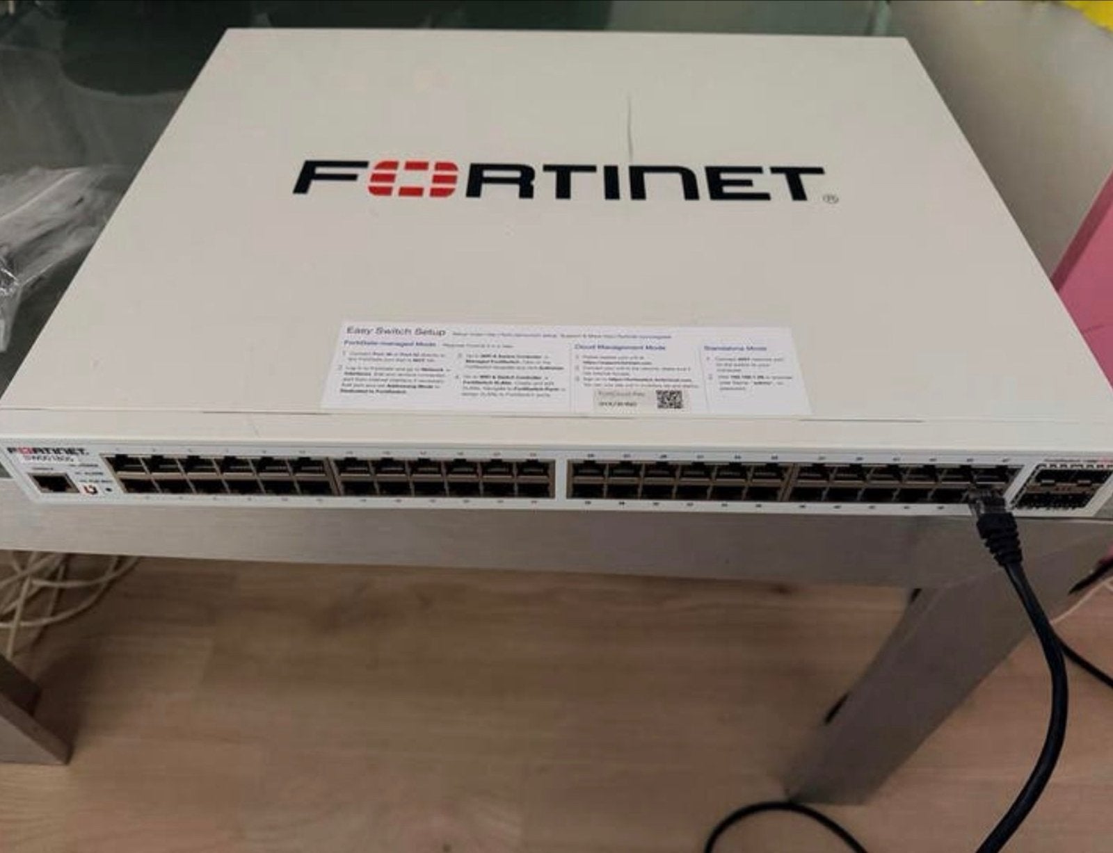 FortiSwitch 148E-POE - Managed Gigabit Ethernet Switch, Computers en Software, Netwerk switches, Ophalen of Verzenden, Gebruikt