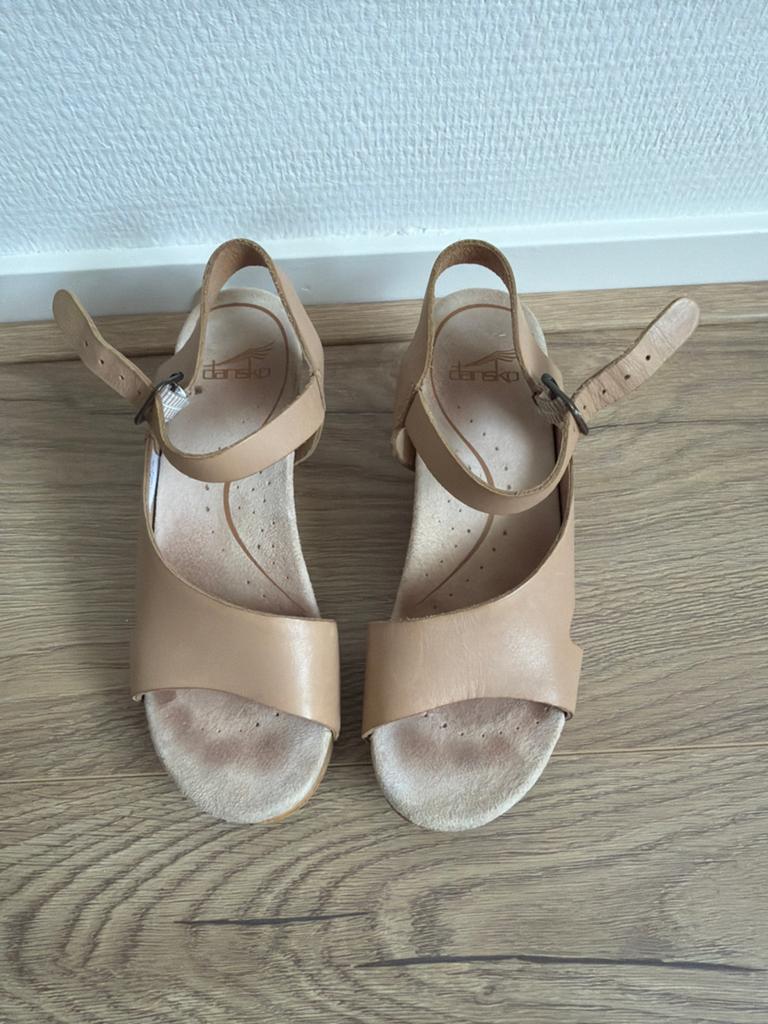 Dansko Tasha Leren Cutout Sandalen - Maat 36, Beige, Gedragen, Sandalen of Muiltjes, Ophalen of Verzenden