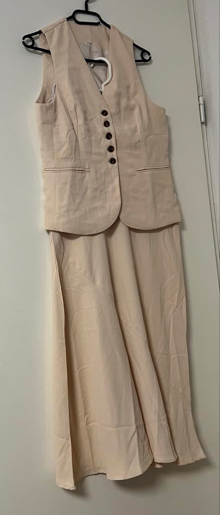 Elegant Beige Rokkostuum - Maat M, Ophalen of Verzenden, Zo goed als nieuw