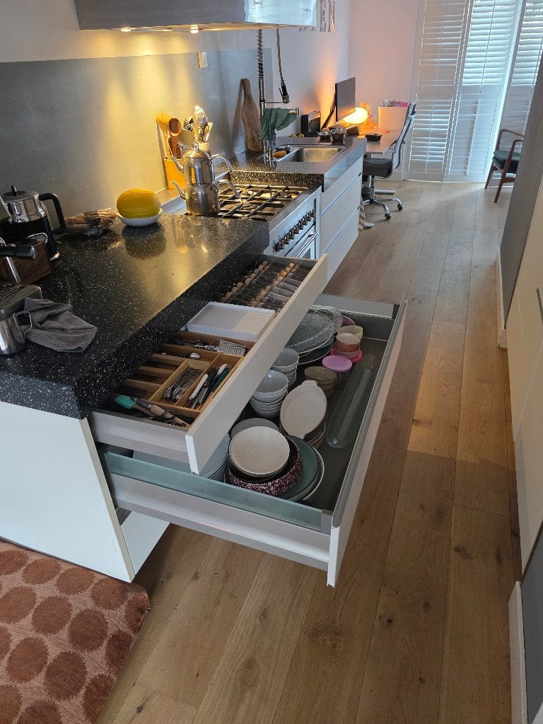 Moderne keuken met inbouwapparatuur en granieten blad, Ophalen, Wit, Graniet of Steen, Dubbelwandige keuken