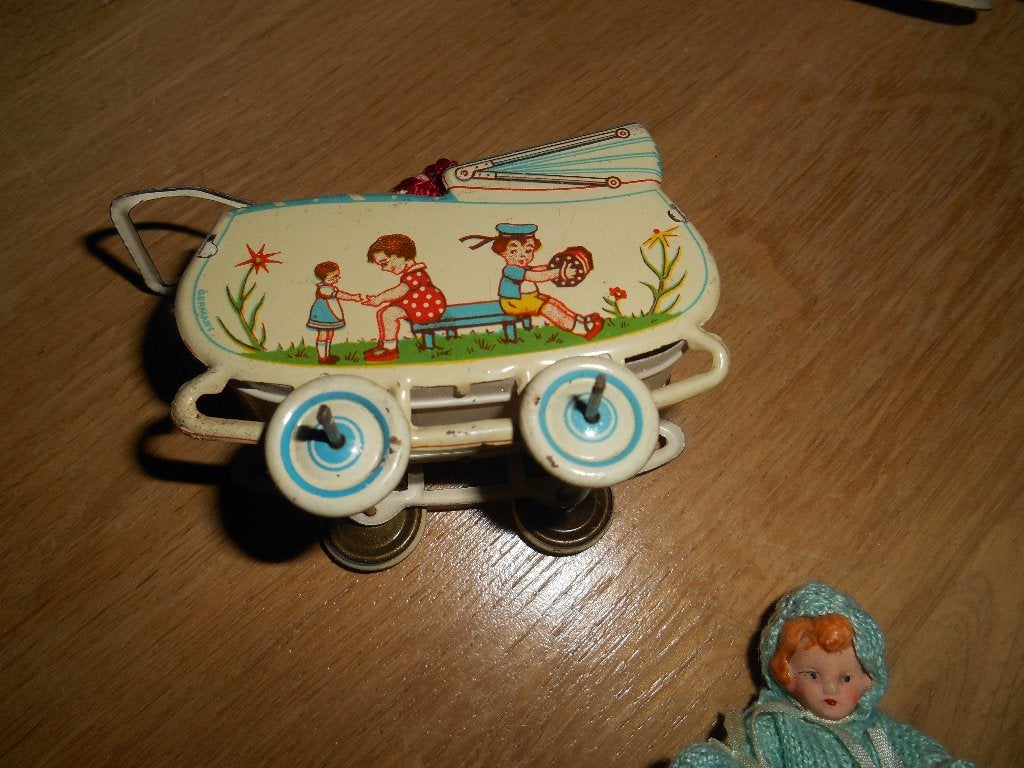 2 antieke blikken poppenwagentjes nieuwstaat 50e per stuk, Antiek en Kunst, Antiek | Speelgoed, Ophalen of Verzenden