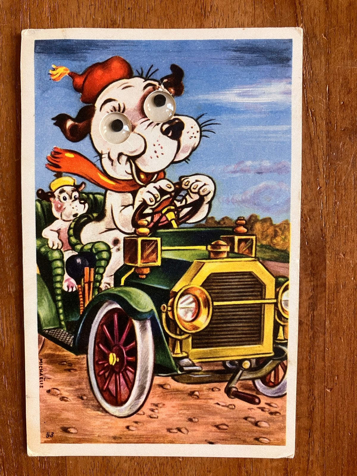Vintage Ansichtkaart Hond met wiebelogen in auto, Ophalen of Verzenden, 1940 tot 1960, Gelopen, Voertuig