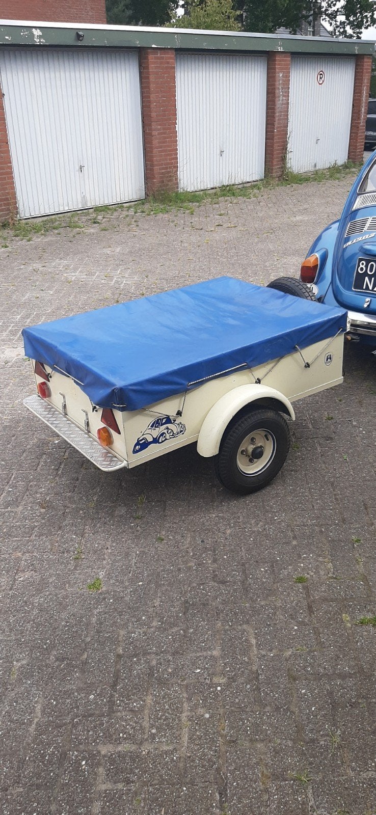 Nette bagagewagen voor achter de oldtimer, Ophalen