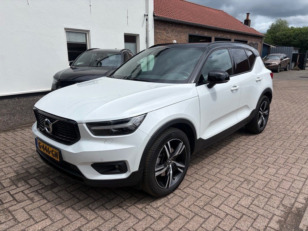 Volvo XC40 2.0 T4 R-Design Schuifdak Pilot Assist, 15 km/l, Euro 6, 4 cilinders, 1969 cc