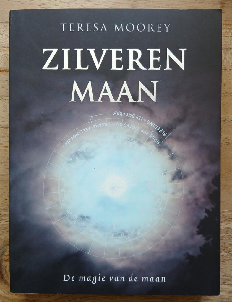 Teresa Moorey, Zilveren Maan, Boeken, Ophalen of Verzenden, Gelezen