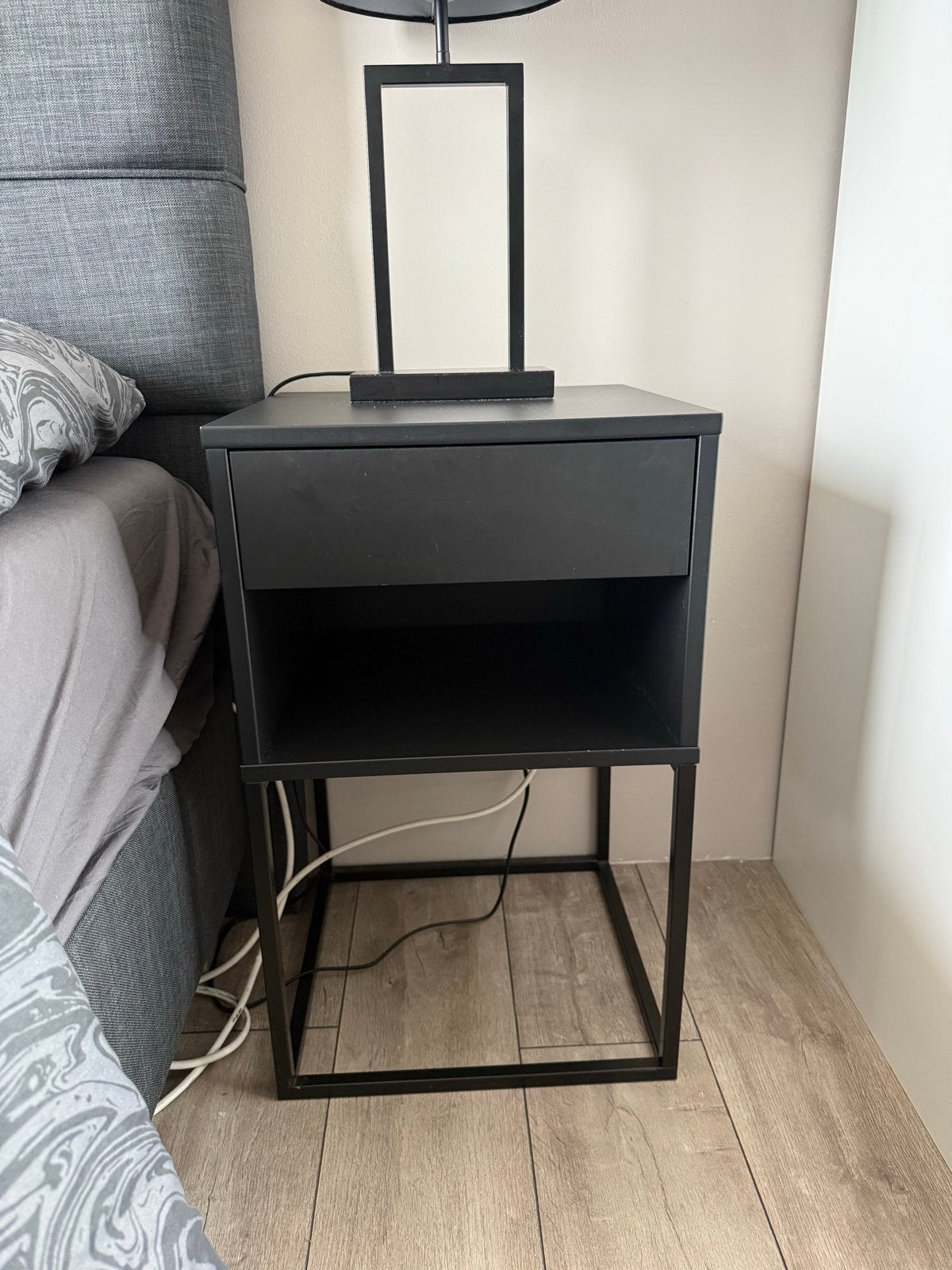 2X IKEA VIKHAMMER Nachtkastje Zwart - Kleine Gebruiksporen, Ophalen, Gebruikt, Minder dan 45 cm, 55 tot 70 cm