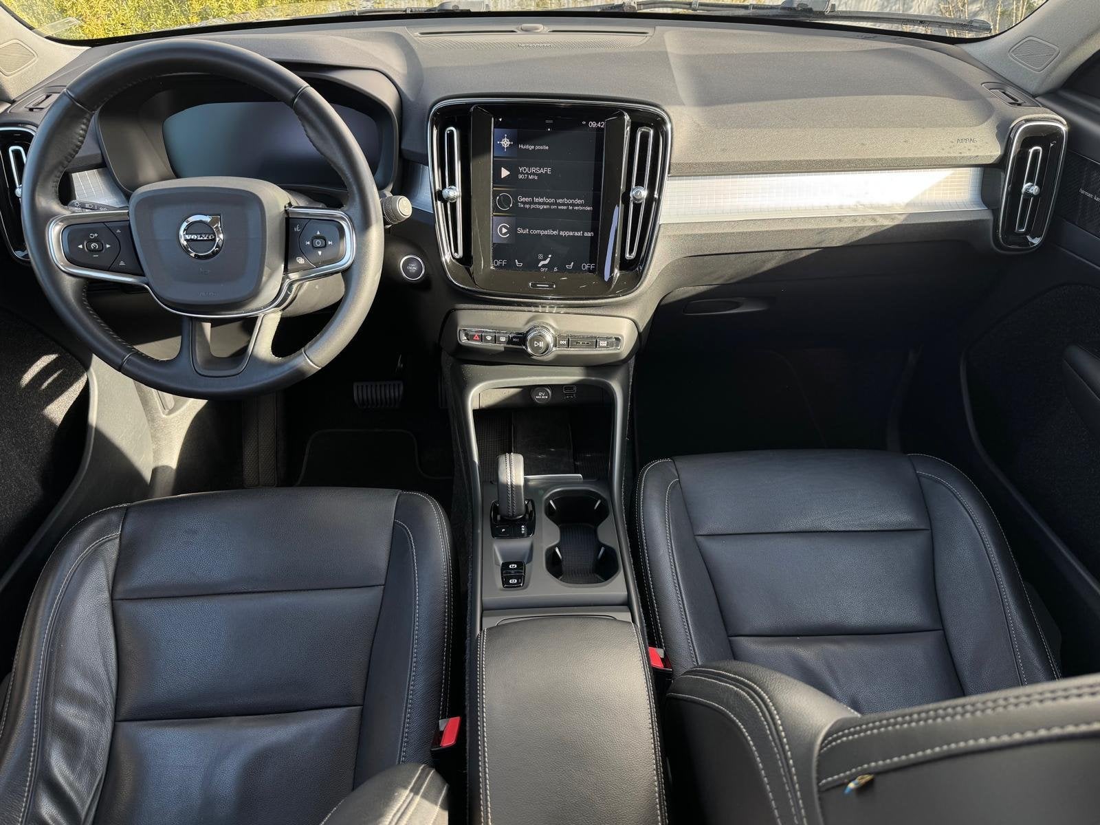 Volvo XC40 2.0 T4 Momentum Pro | Achteruitrijcamera | Harman, Auto's, 15 km/l, Euro 6, Zwart, 93 €/maand