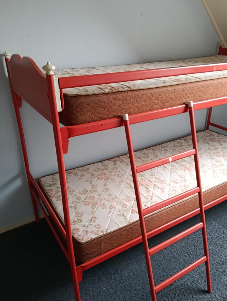 Solide vintage stapelbed, gemoffeld metaal met matrassen., Huis en Inrichting, Slaapkamer | Stapelbedden en Hoogslapers, Ophalen