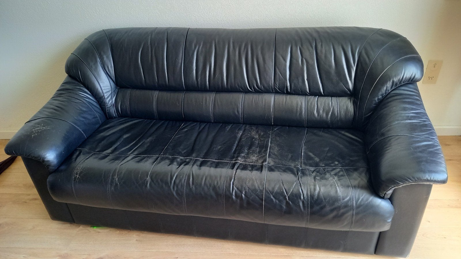 Gratis op te halen zwart leren bankstel met gebruiksporen, Huis en Inrichting, Ophalen, Gebruikt, 150 tot 200 cm, Tweepersoons
