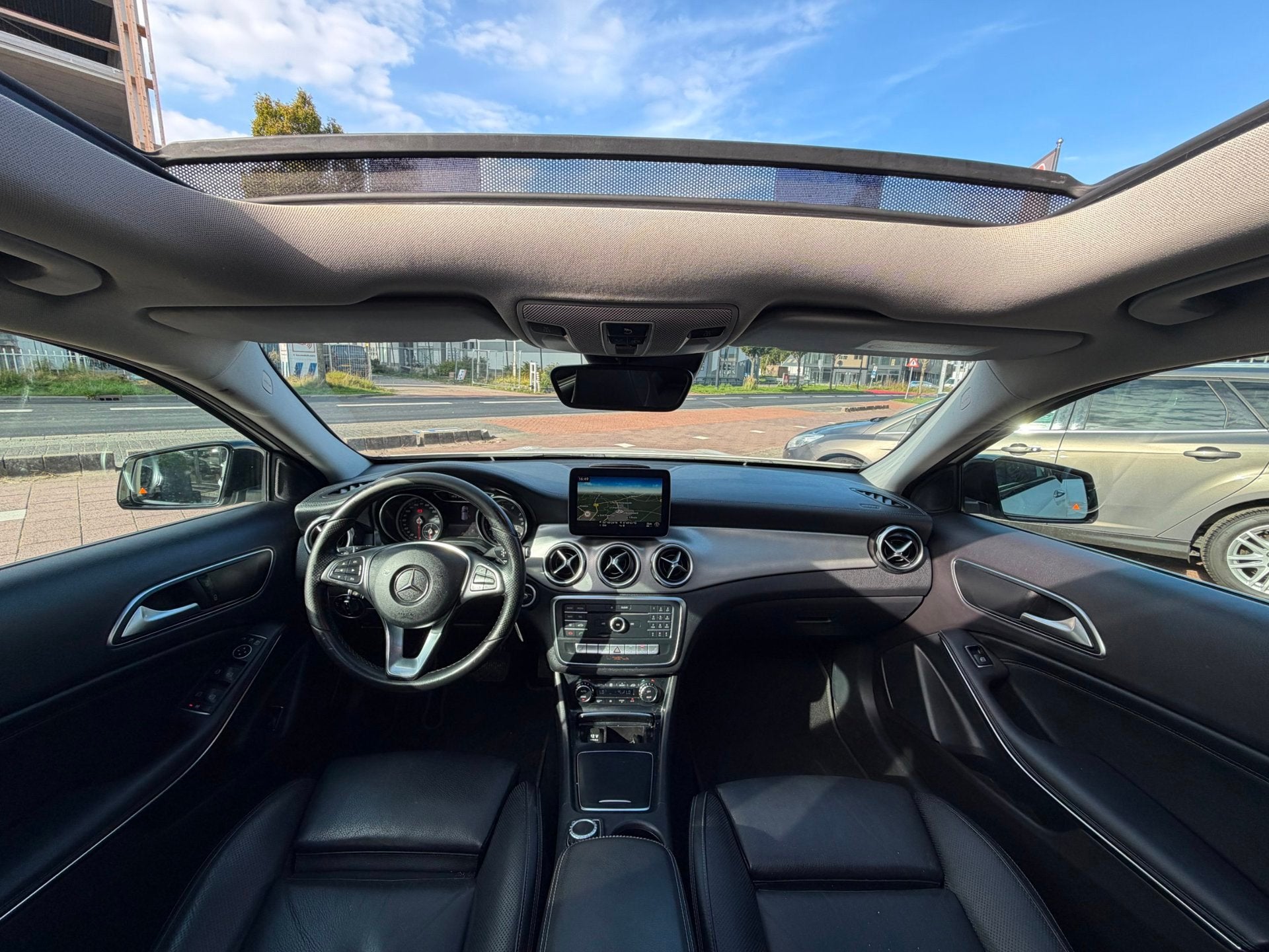 Mercedes-Benz GLA-klasse 200 Premium Plus AUT|Cam|ACC|PANO, Auto's, Gebruikt, Automatische klimaatregeling, Wit, Bedrijf