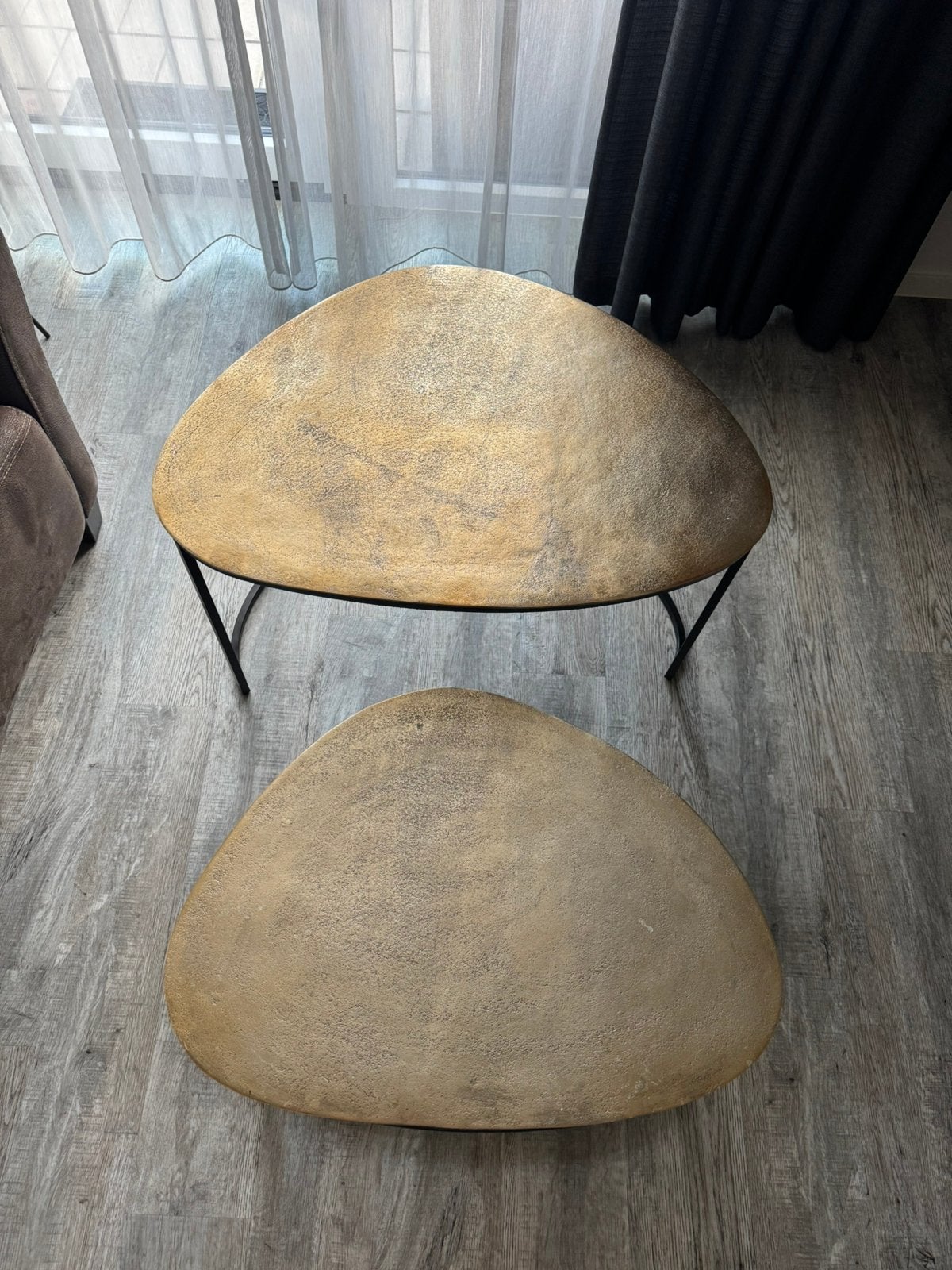 Foto 5 van Set van 2 gouden salontafels – organische vorm – metaal