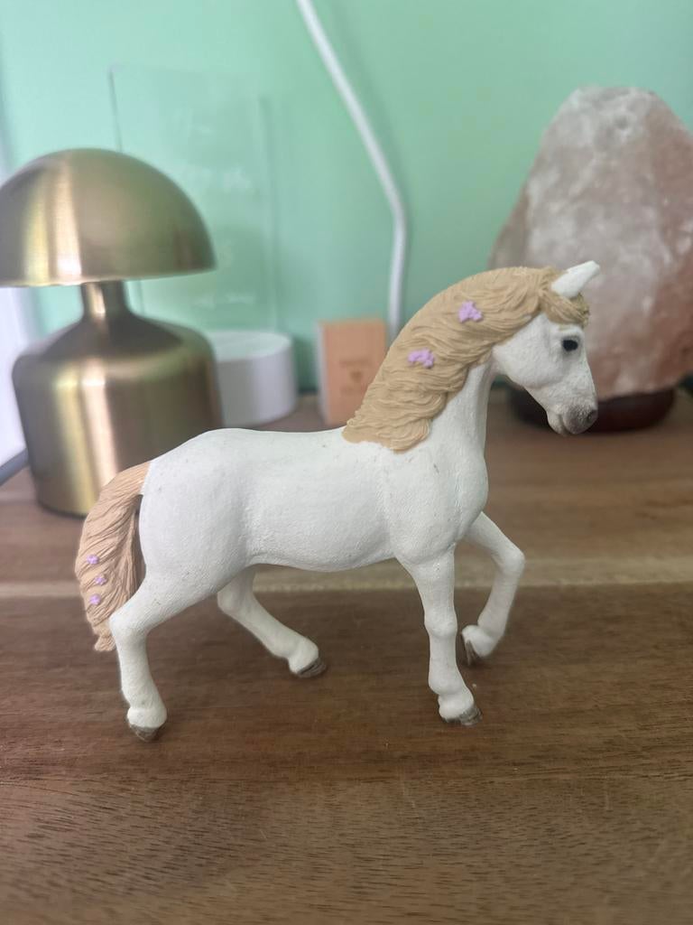Schleich paard wit met bloemetjes in manen, Ophalen of Verzenden, Gebruikt, Jongen of Meisje