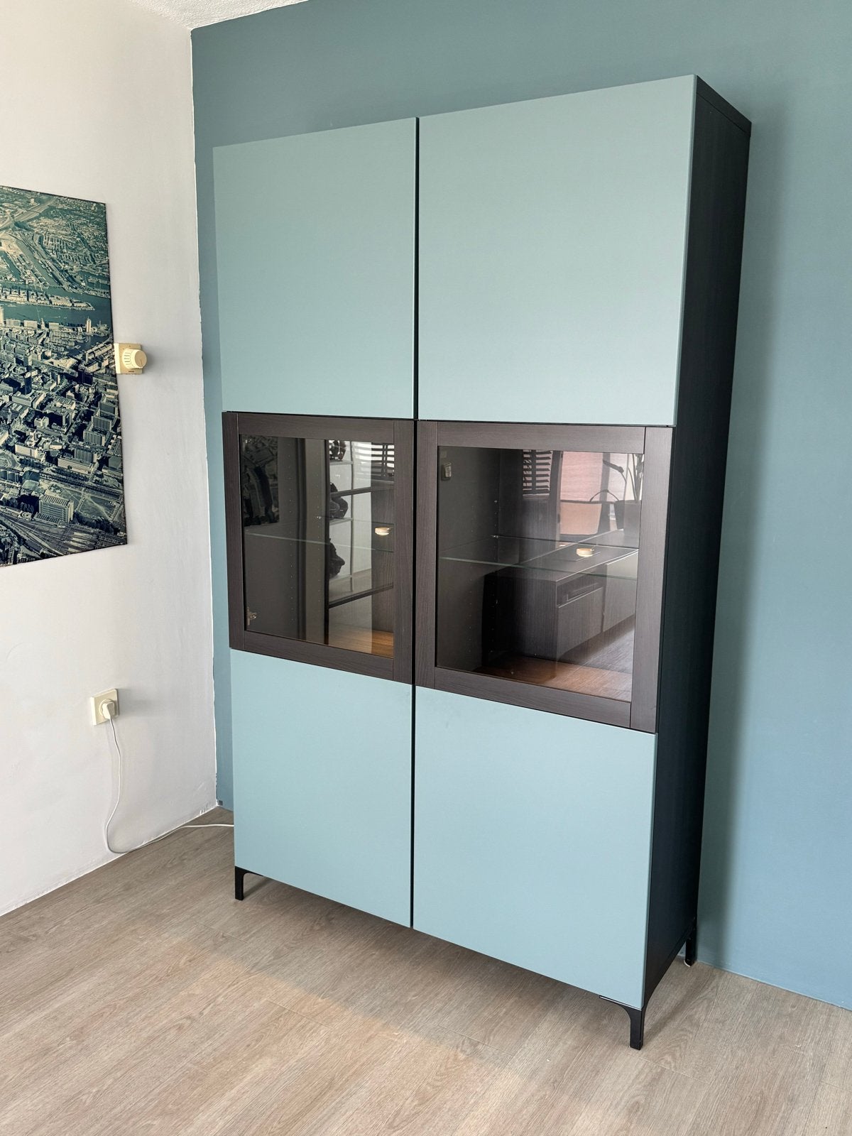 BESTÅ wandkast zwartbruin met grijsgroene deuren en vitrine, Ophalen, 100 tot 150 cm, Zo goed als nieuw, 150 tot 200 cm