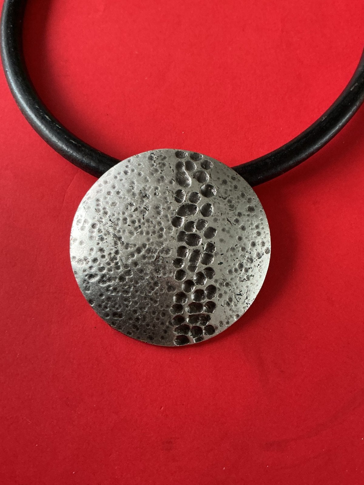 Zamak hanger aan leren koord, Nieuw, Ophalen of Verzenden, Zilver, Overige materialen