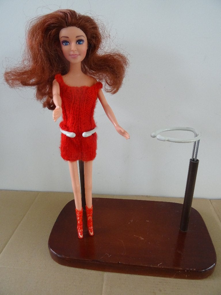 vintage poppenstandaard barbiepop standaard hout, Verzamelen, Ophalen of Verzenden, Gebruikt, Accessoires