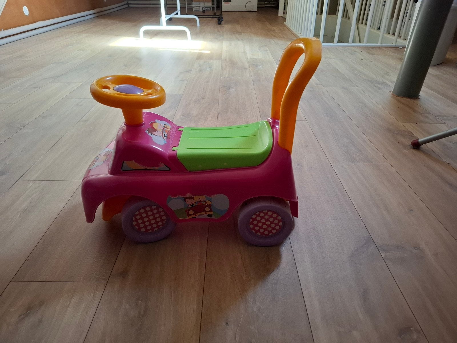 Roze loopauto met duwstang, Kinderen en Baby's, Speelgoed | Buiten | Voertuigen en Loopfietsen, Ophalen, Gebruikt, Loopvoertuig