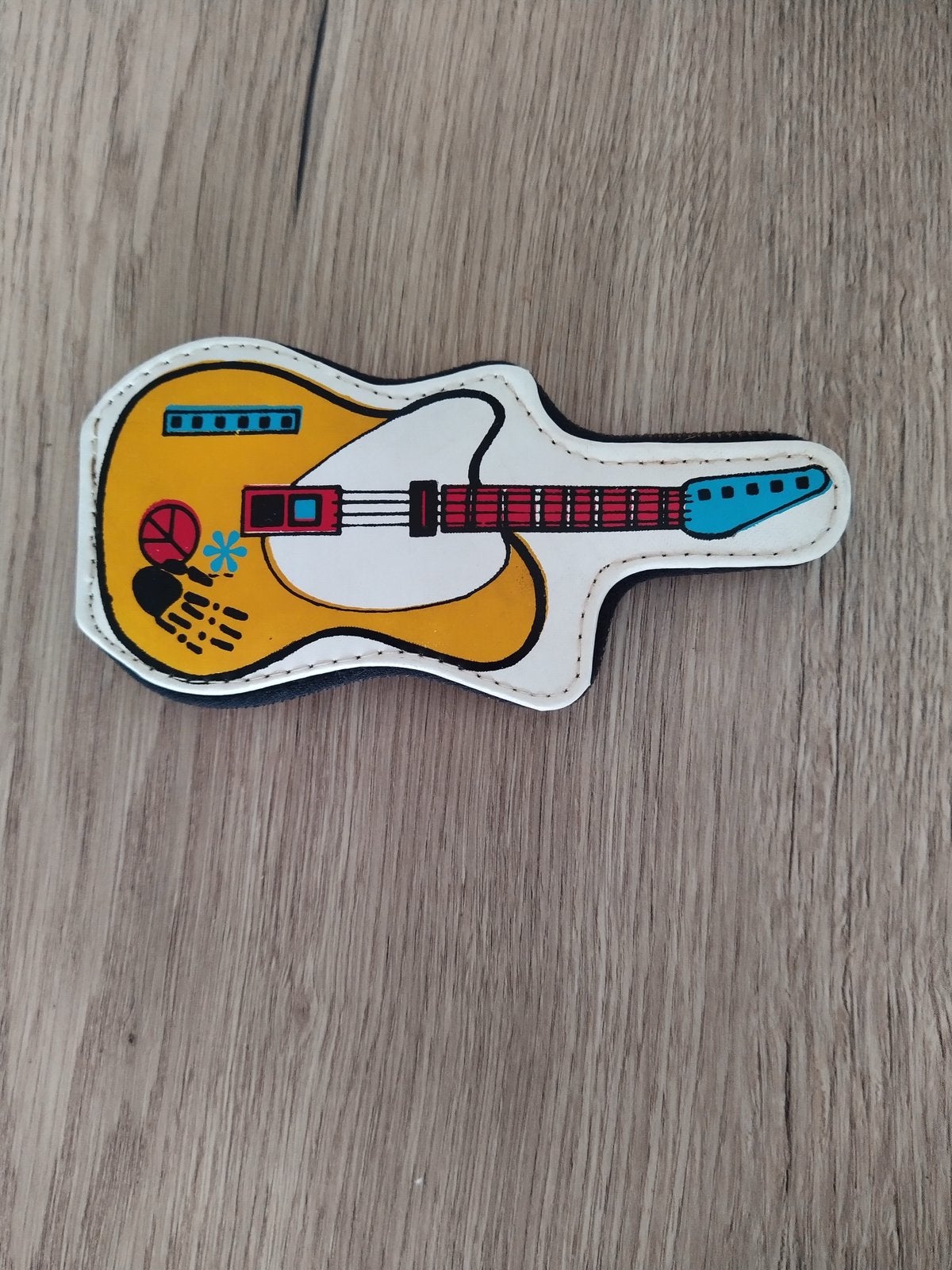 Pennenetui in de vorm van een gitaar, schuimplastic., Ophalen of Verzenden, Gebruikt
