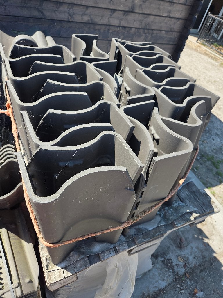 Gevelpannen, Doe-het-zelf en Verbouw, Dakpannen en Dakbedekking, Ophalen, Steen of Klei, Zwart, Nieuw